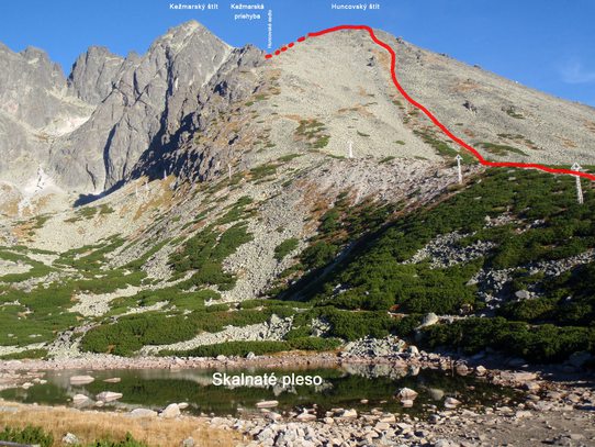 Pohled od stanice lanovky přes Skalnaté pleso na Huncovský štít (naše trasa vyznačena červeně), Vysoké Tatry, Slovensko