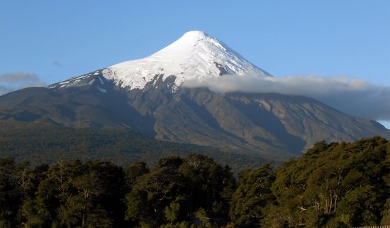 Pravidelný kužel sopky Osorno (2652m) dominuje panoramatu NP Vicente Pérez Rosales, Chile