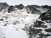 Posledních pár desítek metrů nad žebrem už dolézáme po zasněženém suťovisku, Vysoké Tatry, Slovensko