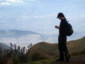 Výstup na sopku Pichincha z konečné stanice lanovky Cruz Loma, Quito, Ekvádor