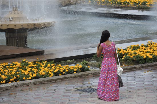 Krásné dívky na náměstí Ala-Too, Biškek, Kyrgyzstán