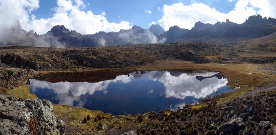 Pohled z kempu Minto´s Hut (4300m) přes jezero Hall Tarn na masiv Mt. Kenya