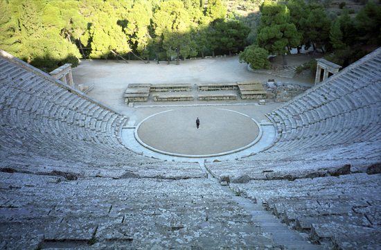 Obrovské divadlo (mimochodem stále v provozu) v Epidauru Vás jistě oslní. Řecko
