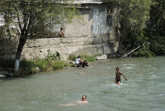 Řeka Ak-Buura protékající městem Oš je obyvateli využívána nejen pro praní prádla, ale i pro relaxaci, Kyrgyzstán