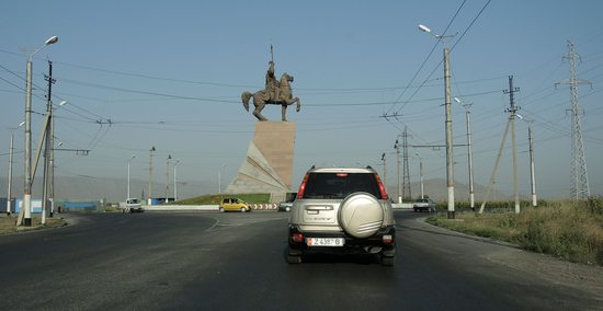 Velká jezdecká socha Manase, kterou míjíme cestou na letiště, Oš, Kyrgyzstán
