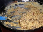 POZOR - toto není ukázka ekvádorské kuchyně, ale horolezecké sušené stravy (vajíčka se slaninou), chata Nuevos Horizontes (4700m), Ekvádor