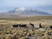 Kolona náklaďáků táhnoucí se dlouhé kilometry na bolivijské straně hranice a K'isi K'isini (5536), Bolívie/Chile