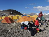 Sestup z C2 (5380m) do C1 (4400m) a den odpočinku před výstupem, Pamír, Kyrgyzstán