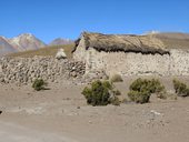 Opuštěná rozpadající se osada Chachacomani, NP Isluga, Chile