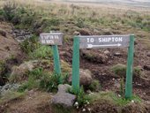 Ukazatel na Sirimon Route - stačí si vybrat, obě cesty vedou do kempu Shipton