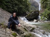Marta a v pozadí vodopád Machay