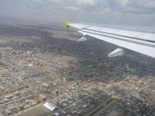 Nabíráme výšku na palubě Airbusu společnosti Sky Airline, El Alto, Bolívie