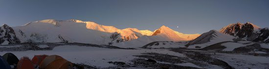 Pohled na celý hřeben Piku Lenina (7134m) z tábora C1 (4400m), Pamír, Kyrgyzstán.