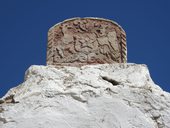 Detaily výzdoby kostelíku ze 17. století z hliněných vepřovic, Isluga, Chile