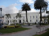 Obrázky z ulic a náměstí městečka Otavalo - radnice na náměstí Plaza Bolívar, Ekvádor