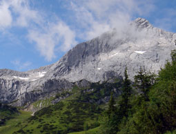 Pohled na vrcholovou pyramidu Alpspitze(2628m).