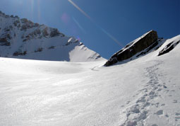 Zřetelný skalnatý výčnělek na západní hraně ledovce Glocknerkees - Biwakschachtel (3250m).