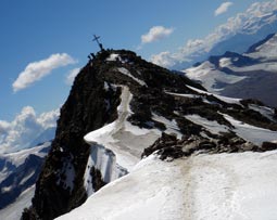 Pohled na vrchol Wildspitze (3774m) z nižšího severního vrcholu, kam se lze dostat po exponovaném 100 metrovém hřebínku.
