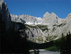 Celkový pohled z údolí od chaty Höllentalangerhütte (1387m) směrem na Zugspitze (2966m).