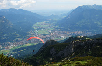 Na Osterfelderkopf (2033m) mají paraglidisté perfektní startovačku s výhledem na GaPa.