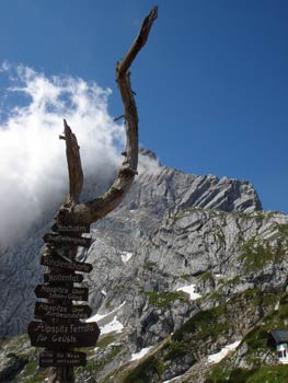 Pohled od konečné lanovky Alpspitzbahn (Osterfelderkopf - 2033m) směrem na vrchol Alpspitze (2628m).