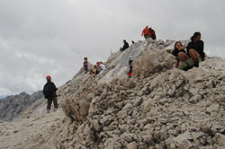 Spousty turistů na vrcholku Alpspitze (2628m).