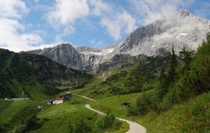 Široká cesta mezi chatami Kreuzeck-Haus a Hochalm. Na pozadí vpravo Alpspitze (2628m).