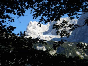 Pohled od Zadního Gosauského jezera (Hinterer Gosausee - 1154m) směrem k vápencovým štítům Dachsteingruppe.