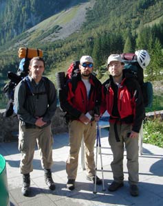 Všichni tři - Jakub, Vláďa a Martin - na startu před restaurací u Předního Gosauského jezera (Vorderer Gosausee - 933m).