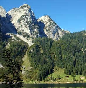 Pohled na štíty Gosaukamm od jezera Vorderer Gosausee.