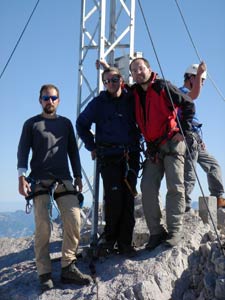 Všichni tři - Vláďa, Jakub a Martin - pod vrcholovým křížem - Dachstein 2995m.
