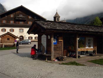 Zastřešené informační tabule před hotelem Matreier Tauernhaus (1512m) se nám stali za deště útočištěm pro přípravu jídla i spánek.