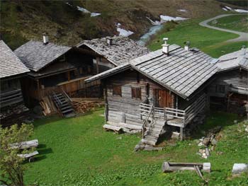 Pohled na malebnou osadu Aussergschőss (1680m).