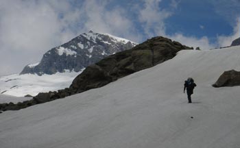 Od výšky přibližně 2000 metrů již začínal sníh. V pozadí s velkou pravděpodobností vrchol Kleinvenediger (3477m).