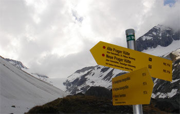 Rozcestník poblíž potoka Viltragenbach, kde chyběl na mapě značený most. Ukazatel směřuje na Neue Prager Hűtte (2796m), která byla naším cílem.