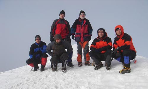Společná vrcholovka z Grossvenedigeru - zleva Láďa, Aleš, Robert (stojí), Pavel (stojí), Vláďa a Martin.