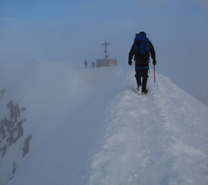 Aleš postupuje po hřebínku k vrcholu Grossvenediger (3674m), kde už na nás čekají Pavel s Láďou.