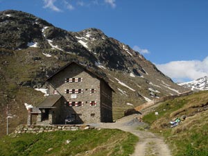 Chata Martin-Busch-Hütte (2501m) v údolí Niedertal.