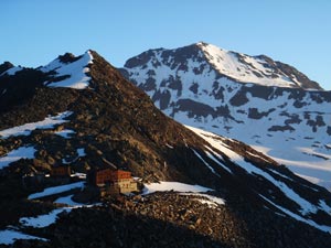 Chata Similaunhütte (3019m) v prvních ranních paprscích slunce.