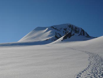 Pohled z výstupové trasy po ledovci Niederjochferner na Similaun (3606m). Odtud již bezpečně vidíte vrcholový kříž.