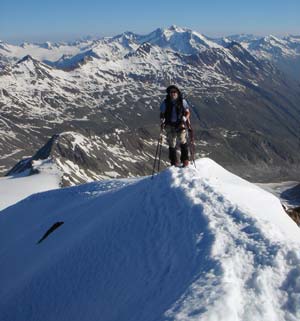 Závěrečný výstup po žiletce vrcholového hřebínku na Similaun (3606m). V pozadí je vidět Wildspitze (3770m).