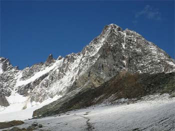 Celkový pohled na Grossglockner (3798m) z ledovce Tieschnitzkees. V popředí je jasně vidět hřeben Stüdlgrat.