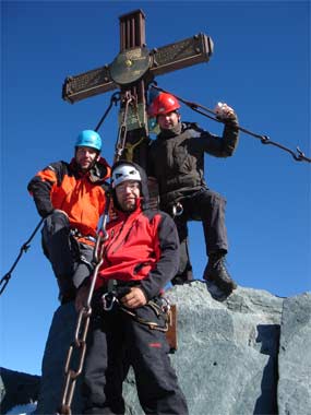 Naše trojice pod vrcholovým křížem ve výšce 3798m - Grossglockner.