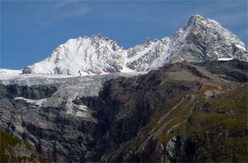Celkový výhled na jižní stěnu Grossglockneru (3798m) a ledovec Tieschnitzkees během výstupu k chatě Stüdlhütte (2802m).