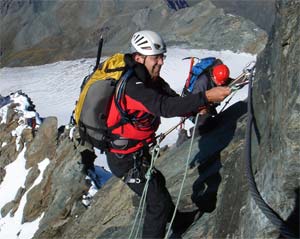 Martin dobírající Aleše přes půlloďák na jednom z nejtěžších míst Stüdlgratu, tzv. Platte (3+) - Plotna (3760m).