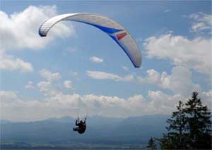 Start paraglidistů na hoře Gozd, pohoří Karavanky, Slovinsko.