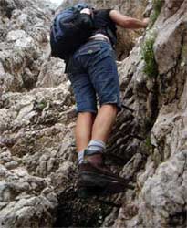 Jištění během výstupu Tominškovou cestou na horu Triglav (2864m).