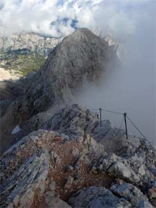 Závěrečný výstup po bohatě odjištěném hřebeni. Pohled ve směru na Malý Triglav (2725m).