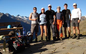 Společná fotka před odchodem z chaty Breslauer Hűtte (2844m) na Wildspitze (3774m). Zleva: Aleš, Jana, Láďa, Pavel, Robert a Martin.