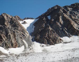 Pohled na nejobtížnější místo výstupu na Wildspitze (3774m). Výstup do sedla Mitterkarjoch (3470m) - skalnatý úsek mezi ledovci Mitterkarferner a Taschachferner.